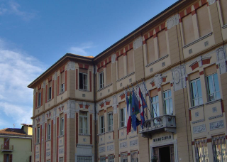 Vermi nel cibo delle mense scolastiche a Settimo Torinese